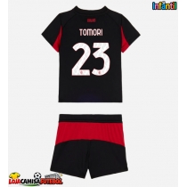 Camisa de Futebol AC Milan Fikayo Tomori #23 Equipamento Principal Infantil 2025-26 Manga Curta (+ Calças curtas)